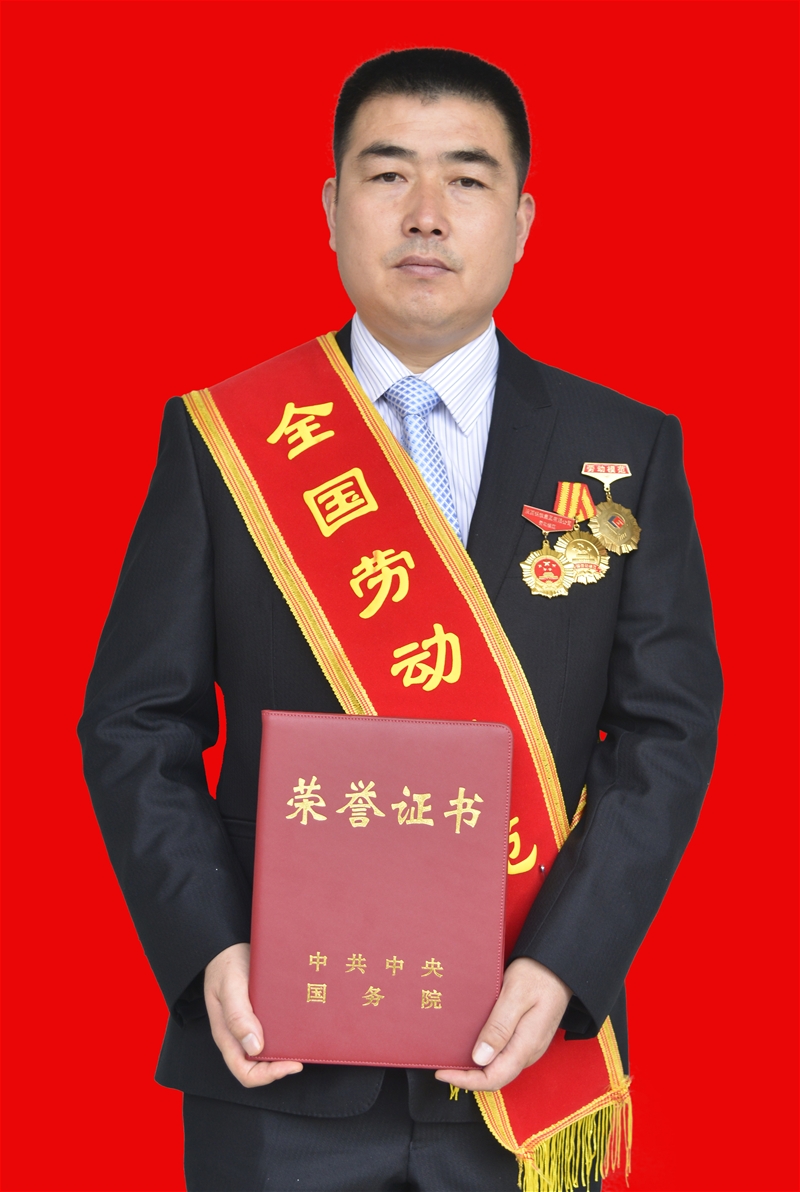 從煉鋼一線走出的全國(guó)勞模——薛小永